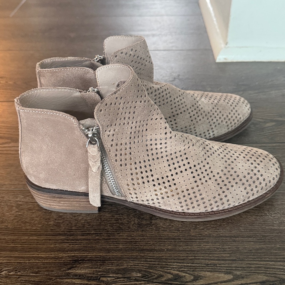 Dolce Vita EUC Sofie Taupe Perforated Suede Ankle Booties 8.5 - Picture 2 of 9